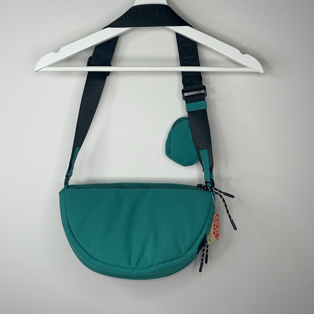 FP Movement NWT Hit the Trails Sling Bag Spearmint - Picture 6 of 6